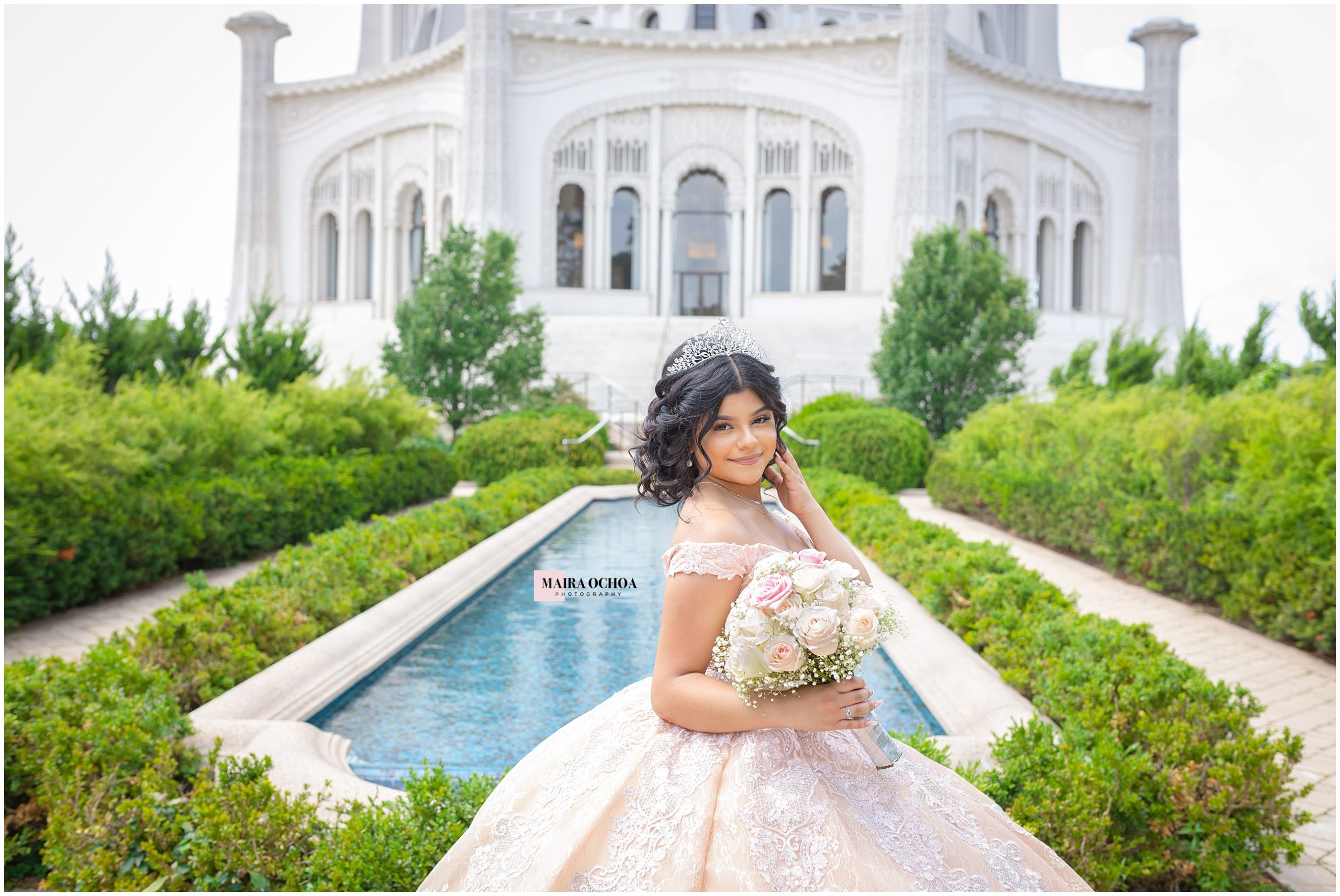 Beautiful Latina Quinceañera at the Bahá'í House of Worship Wilmette, IL