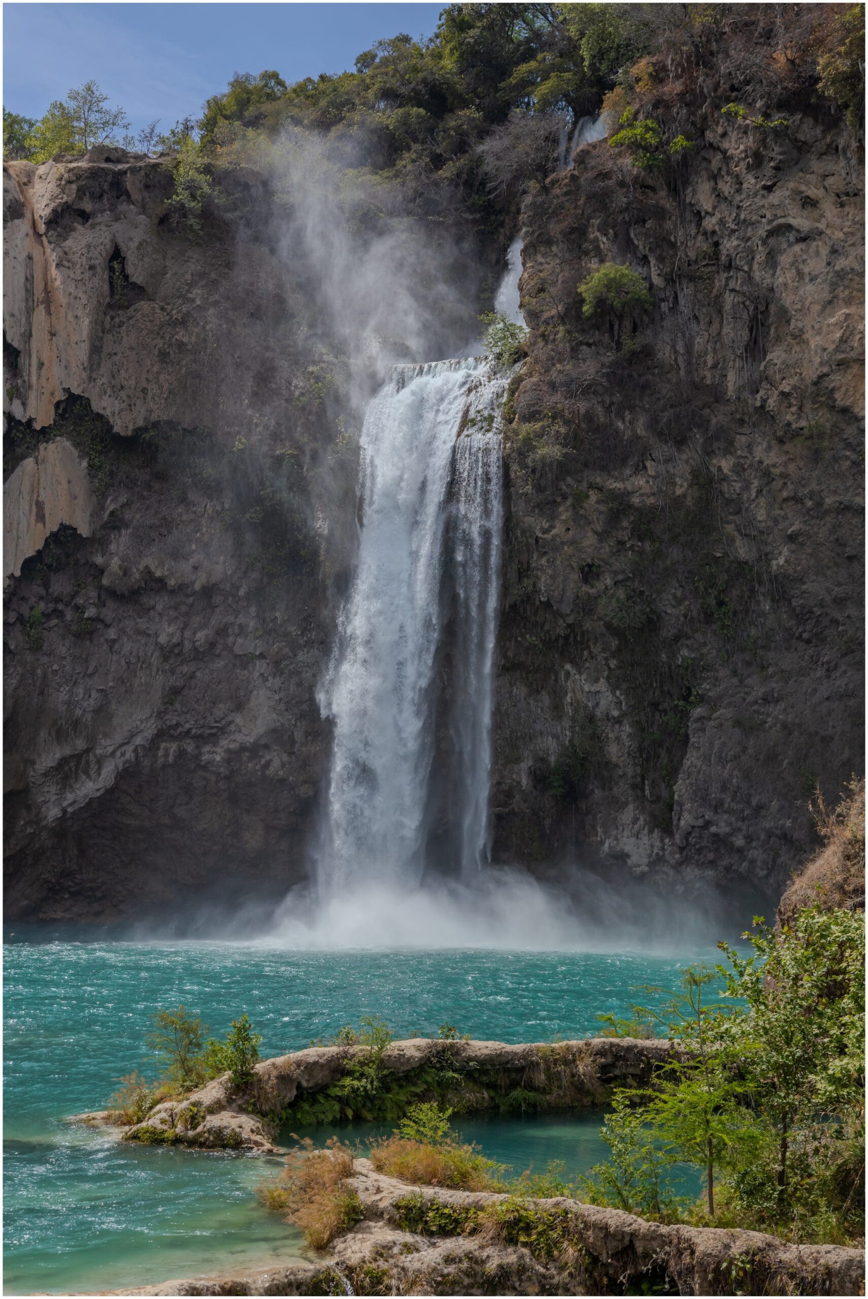 Travertine terraces and turquoise water at Cascada El Salto del Agua, Huasteca Potosina